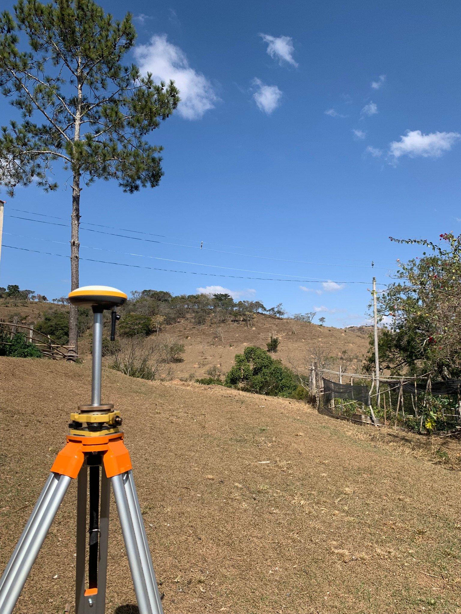 Equipamento GPS em campo de levantamento topográfico